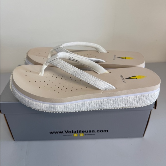 Volatile Women’s White Metallic Untamed Flip Flops Size 10 - Picture 1 of 8